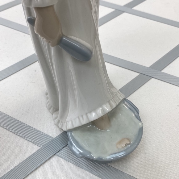 Nao Lladro 1977 Girl with Footbath - Picture 4 of 5